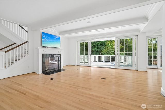 8975 NE 10th Street, Bellevue, WA 98004