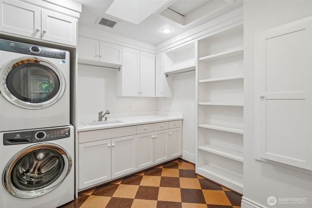 8975 NE 10th Street, Bellevue, WA 98004