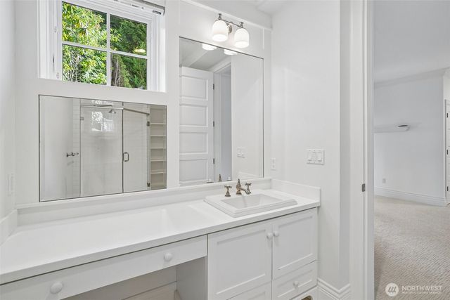 8975 NE 10th Street, Bellevue, WA 98004