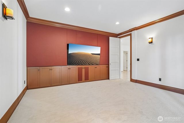 8975 NE 10th Street, Bellevue, WA 98004