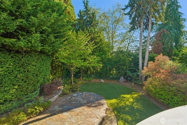 8975 NE 10th Street, Bellevue, WA 98004