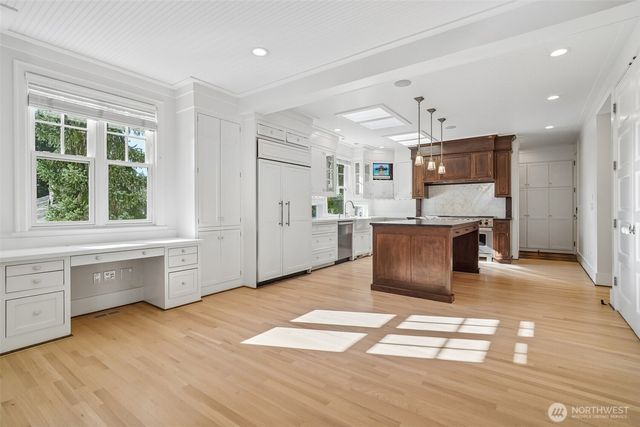 8975 NE 10th Street, Bellevue, WA 98004