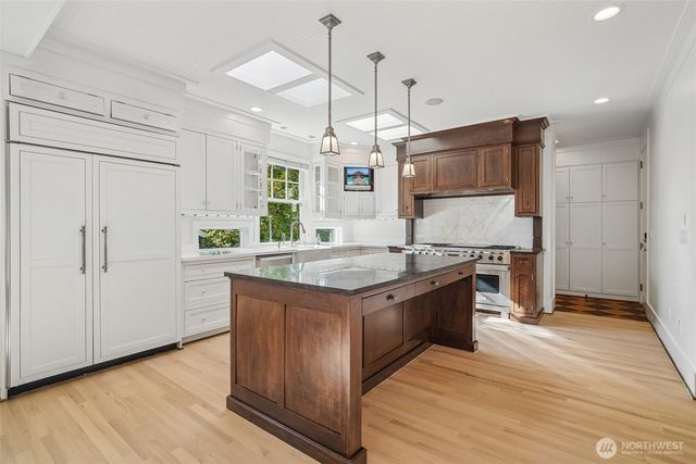 8975 NE 10th Street, Bellevue, WA 98004