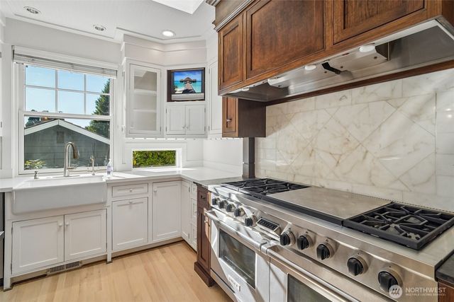 8975 NE 10th Street, Bellevue, WA 98004