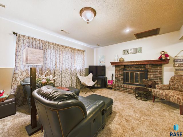 4301 S Teakwood Ave Avenue, Sioux Falls, SD 57103