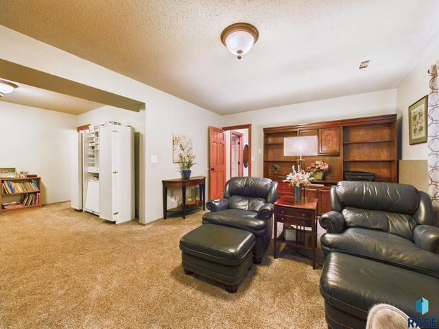 4301 S Teakwood Ave Avenue, Sioux Falls, SD 57103