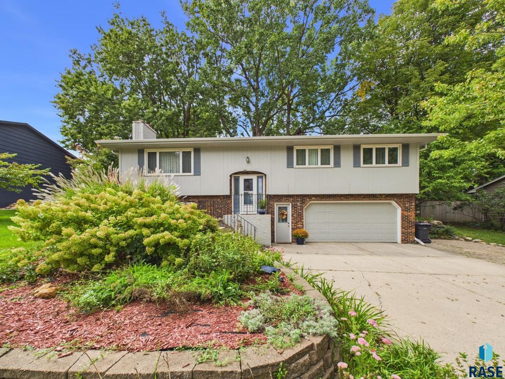 4301 S Teakwood Ave Avenue, Sioux Falls, SD 57103