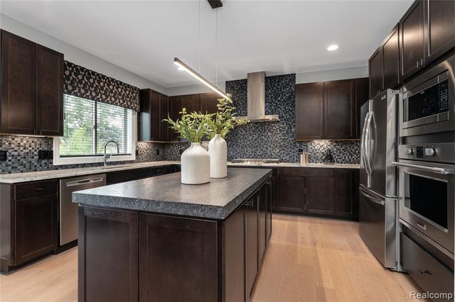 2071 Kohli Drive, Troy, MI 48083
