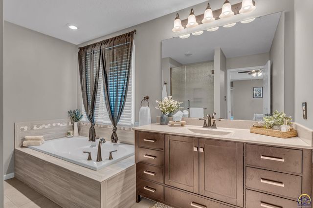 7710 SW 27th ST, Topeka, KS 66614