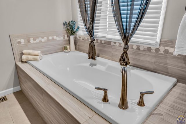 7710 SW 27th ST, Topeka, KS 66614