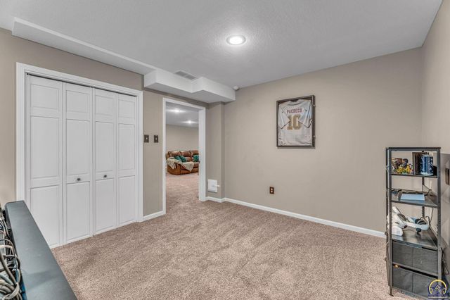 7710 SW 27th ST, Topeka, KS 66614