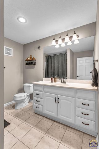 7710 SW 27th ST, Topeka, KS 66614