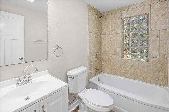 417 E Wall Avenue, Des Moines, IA 50315