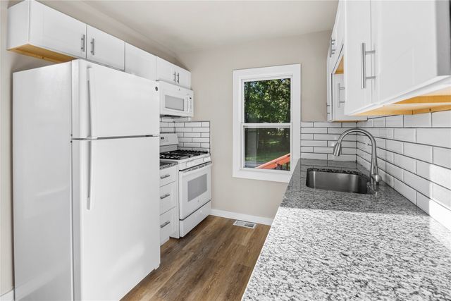 417 E Wall Avenue, Des Moines, IA 50315