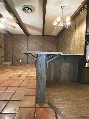 913 S PRESTON ROAD, Burkburnett, TX 76367