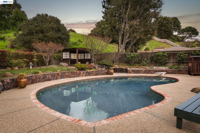 18540 Mesa Verde Way, Castro Valley, CA 94552