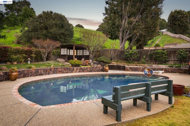 18540 Mesa Verde Way, Castro Valley, CA 94552