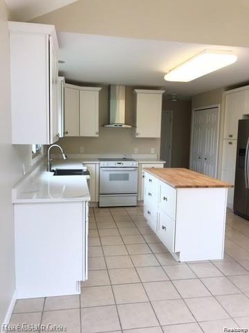 37899 Mckenzie Court, Farmington Hills, MI 48331