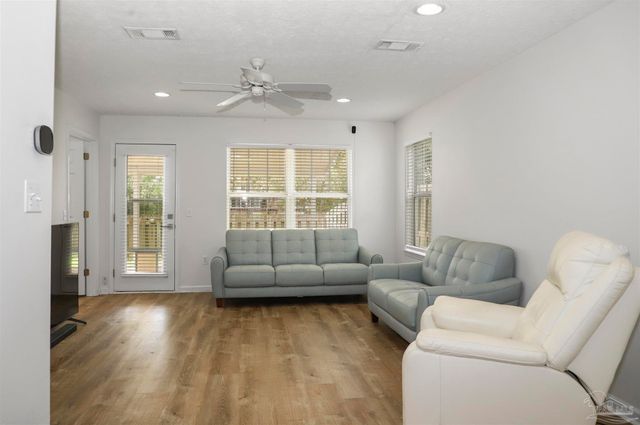 1342 Tiger Lake Dr, Gulf Breeze, FL 32563