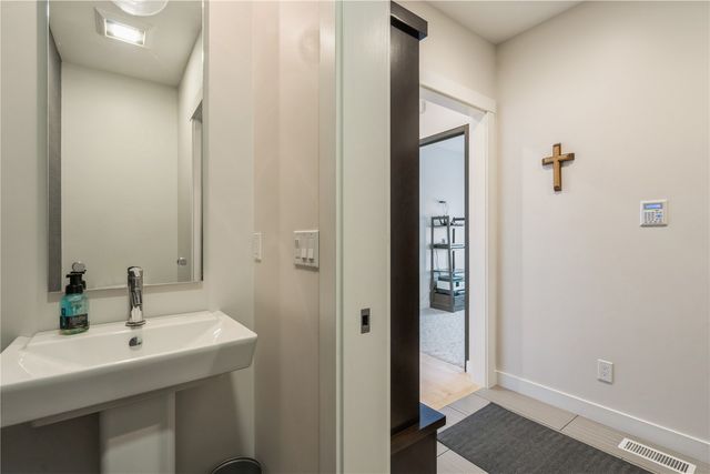 1350 Spring Ridge Ct NE, Swisher, IA 52338