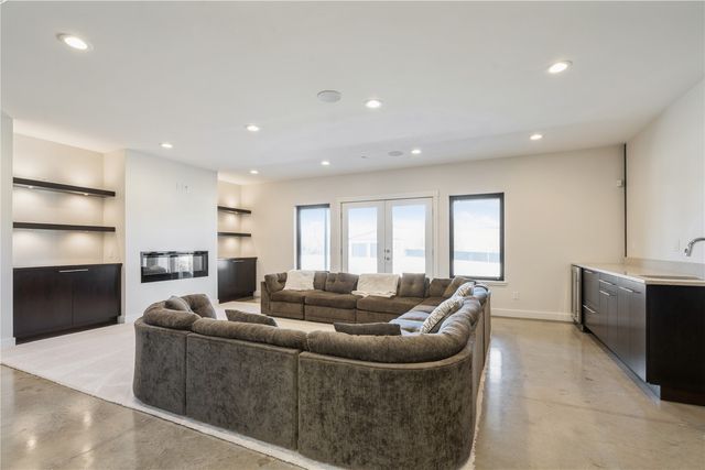 1350 Spring Ridge Ct NE, Swisher, IA 52338