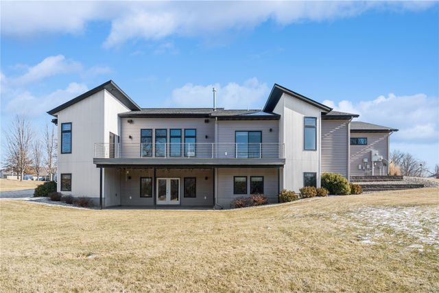 1350 Spring Ridge Ct NE, Swisher, IA 52338