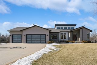 1350 Spring Ridge Ct NE, Swisher, IA 52338