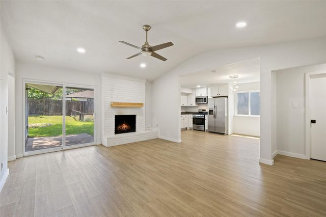902 Hillside Oaks DR, Austin, TX 78745