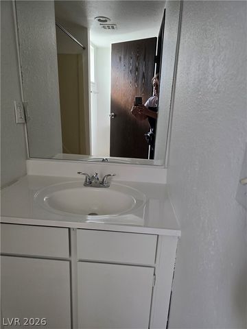 5060 Newport Cove Drive B, Las Vegas, NV 89119