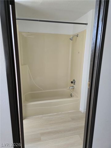 5060 Newport Cove Drive B, Las Vegas, NV 89119