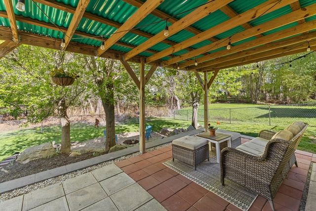9 Williams St, Dudley, MA 01571