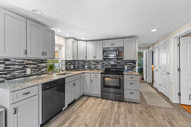 9 Williams St, Dudley, MA 01571