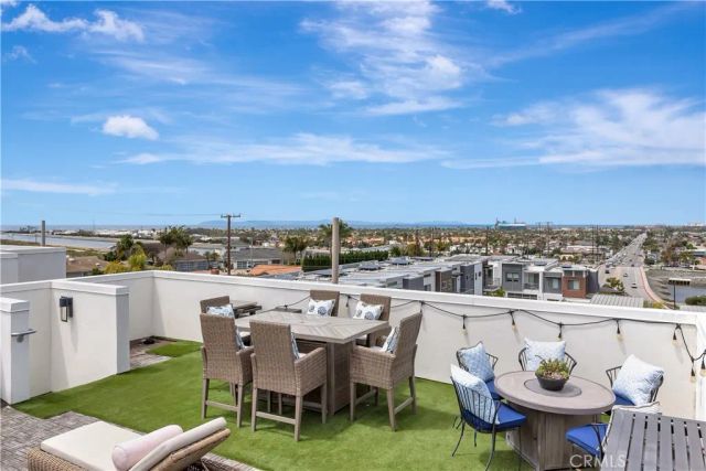 2105 Two Harbors Circle, Costa Mesa, CA 92627