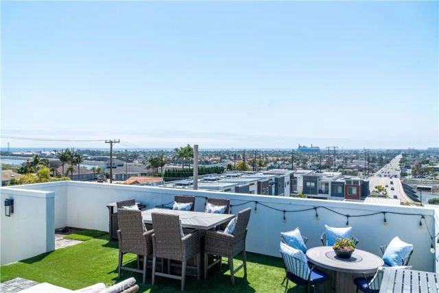 2105 Two Harbors Circle, Costa Mesa, CA 92627
