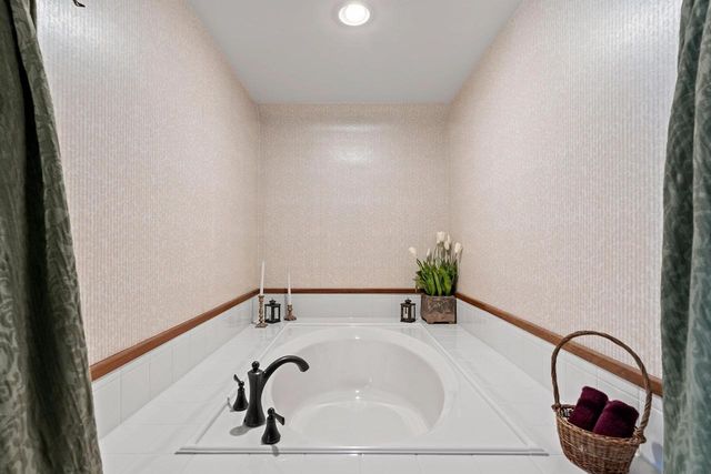 637 S MONROE AVENUE, Green Bay, WI 54301