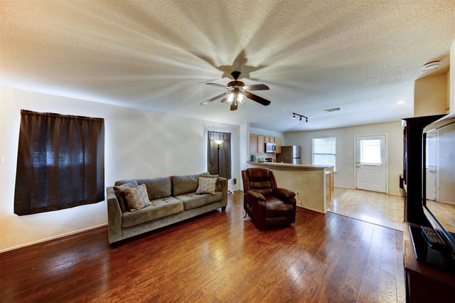 2027 Wooded Oaks Drive, Humble, TX 77396