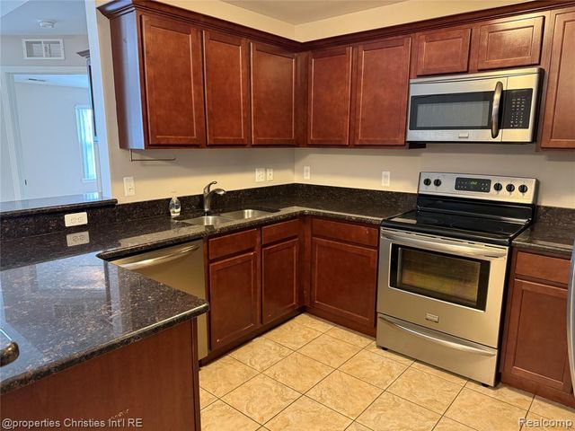 8413 Heywood Circle, Sterling Heights, MI 48312