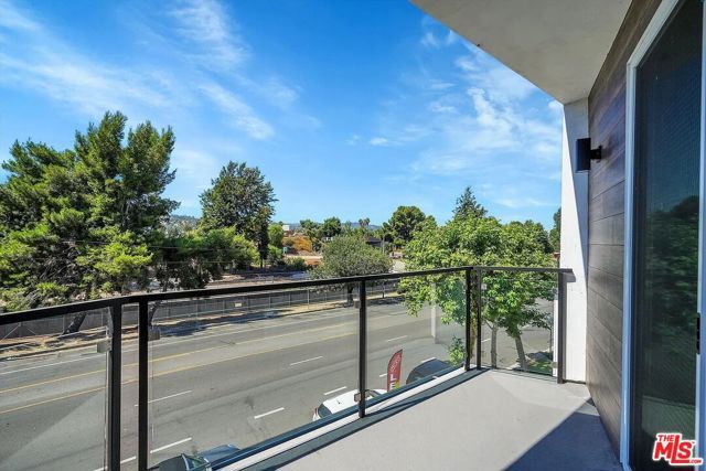 14419 Riverside Drive 203, Sherman Oaks, CA 91423