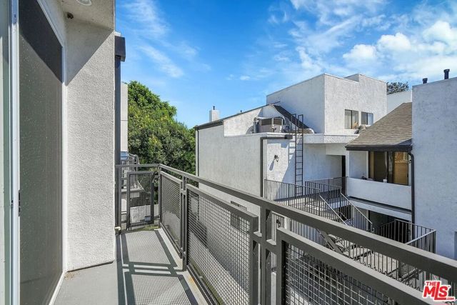 14419 Riverside Drive 203, Sherman Oaks, CA 91423