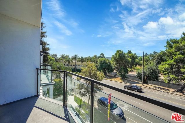 14419 Riverside Drive 203, Sherman Oaks, CA 91423