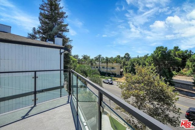 14419 Riverside Drive 203, Sherman Oaks, CA 91423