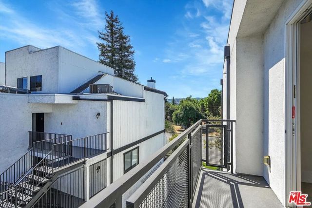 14419 Riverside Drive 203, Sherman Oaks, CA 91423