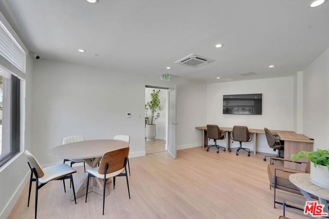 14419 Riverside Drive 203, Sherman Oaks, CA 91423