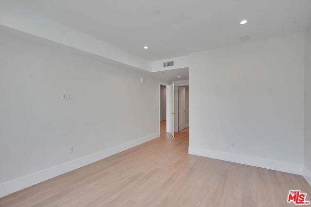 14419 Riverside Drive 203, Sherman Oaks, CA 91423