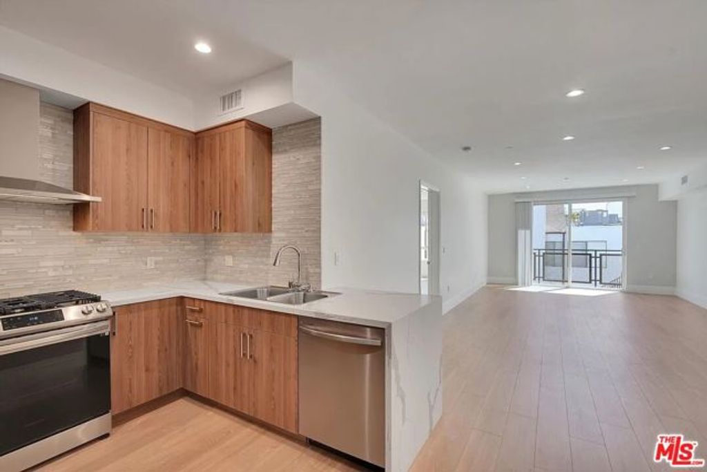 14419 Riverside Drive 203, Sherman Oaks, CA 91423