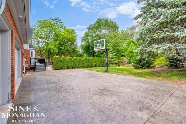 1289 Creek Pointe Drive, Rochester, MI 48307