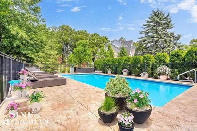 1289 Creek Pointe Drive, Rochester, MI 48307