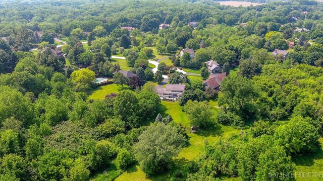 39W841 Prunetree Lane, St. Charles, IL 60175