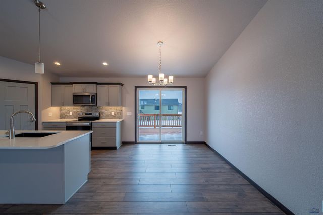 615 BULL RUN DR, Box Elder, SD 57719