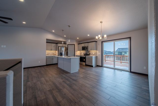615 BULL RUN DR, Box Elder, SD 57719